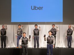 前列にUberJapanの山中氏（左）と小泉進次郎氏（右）、後列に連携タクシー5社の代表ら（提供：Uber Japan)