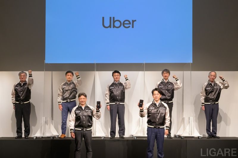 前列にUberJapanの山中氏(左)と小泉進次郎氏(右)、後列に連携タクシー5社の代表ら(提供:Uber Japan)