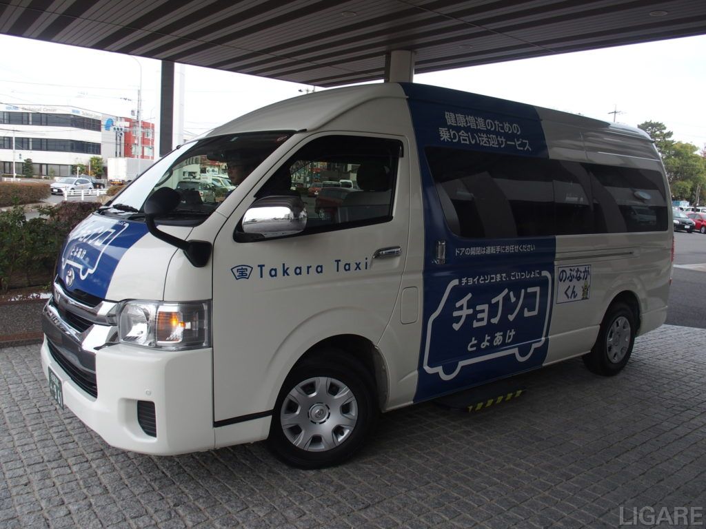 豊明市内を走るチョイソコバス車両