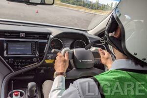 「J-EPICS」技術により、少ないハンドル操作で車が動かせるため、異形ハンドルも可能になる