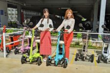 大和ハウス工業が電動三輪モビリティのシェアリングサービス「沖縄GOGO！シェア」の実証事業を開始