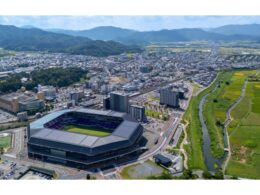 駅前に国際球技場を構える亀岡市の景色