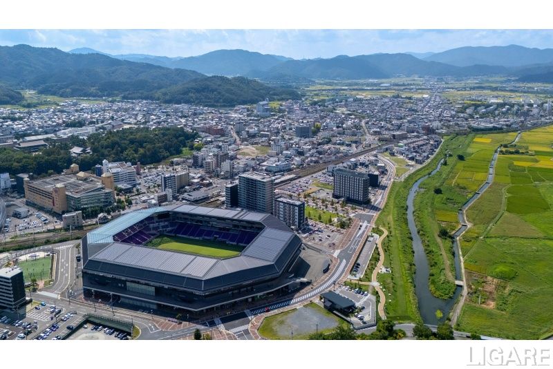 駅前に国際球技場を構える亀岡市の景色