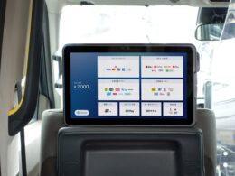 GO、タクシー後部座席タブレットを次世代機に刷新　全面ディスプレイ化で決済・インバウンド対応を強化