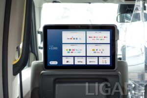 GO、タクシー後部座席タブレットを次世代機に刷新　全面ディスプレイ化で決済・インバウンド対応を強化