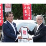 トヨタカローラ秋田の伊藤 哲充 代表取締役社長(左)国際教養大学の鈴木 典比古 学長(右)