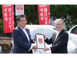 トヨタカローラ秋田の伊藤 哲充 代表取締役社長(左)国際教養大学の鈴木 典比古 学長(右)