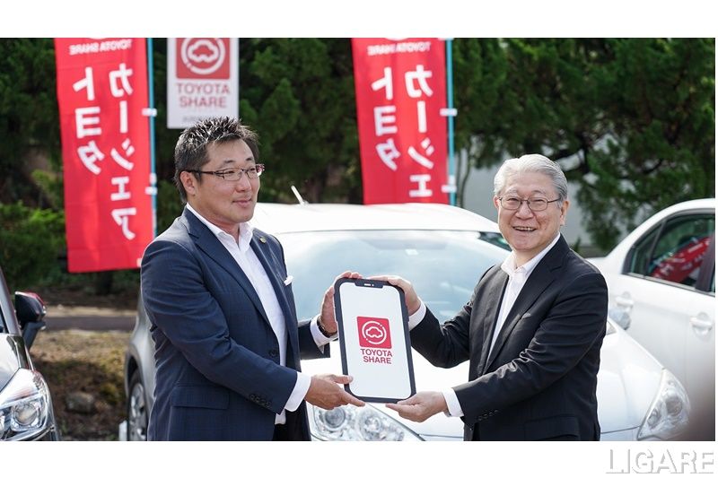 トヨタカローラ秋田の伊藤 哲充 代表取締役社長(左)国際教養大学の鈴木 典比古 学長(右)