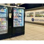 JR東日本、イギリスで空港の自販機事業を取得。駅と合わせ1,800台規模のスマートリテール展開へ