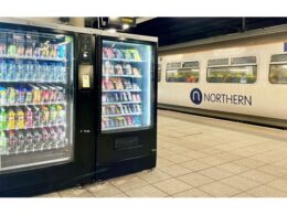 JR東日本、イギリスで空港の自販機事業を取得。駅と合わせ1,800台規模のスマートリテール展開へ