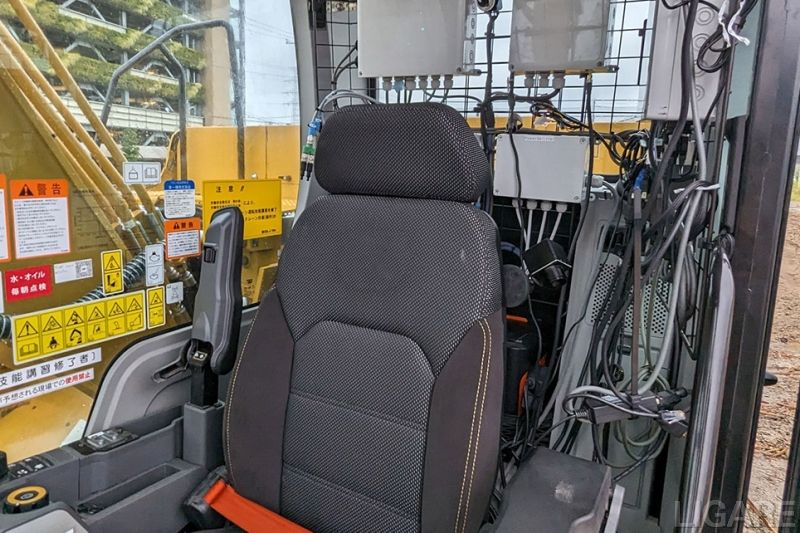 運転席の背部に取り付けた遠隔操作装置(出典:ARAV Webサイトより)