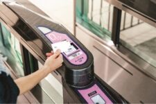西鉄、Visaのタッチ決済による改札機通過の実証実験を5駅で開始