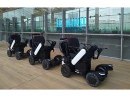 自動追従走行するロボットモビリティ(ロボット電動車いす)