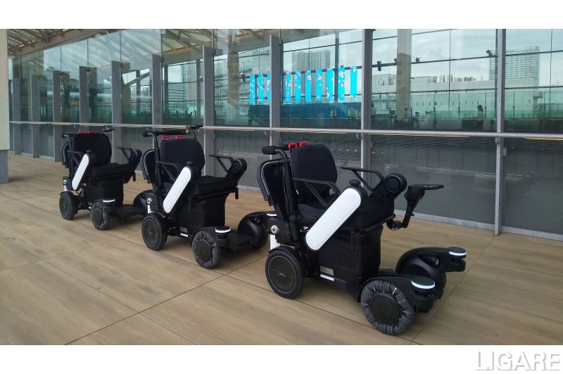 自動追従走行するロボットモビリティ(ロボット電動車いす)
