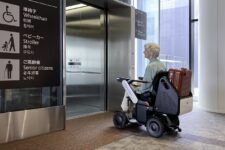 WHILL、成田空港でエレベーターと連携した自動運転の実証実験実施へ
