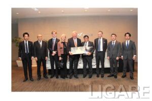 調印式の様子 左からGill Gruppen AS 会長のNils Petter Gill氏 双日社長の藤本昌義氏 Pongo AS CEOのLeif Madsberg氏
