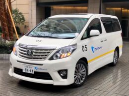 使用車両はトヨタのアルファード。同時に最大4台まで運行できる。