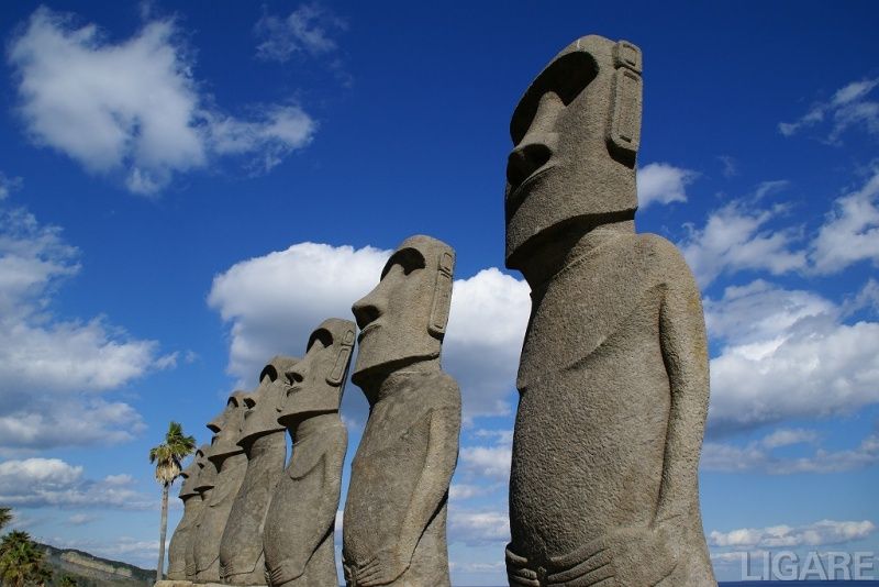 サンメッセ日南のモアイ像