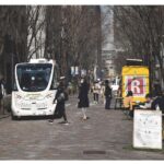 丸の内仲通りを走行する自動運転モビリティ(準備走行時)