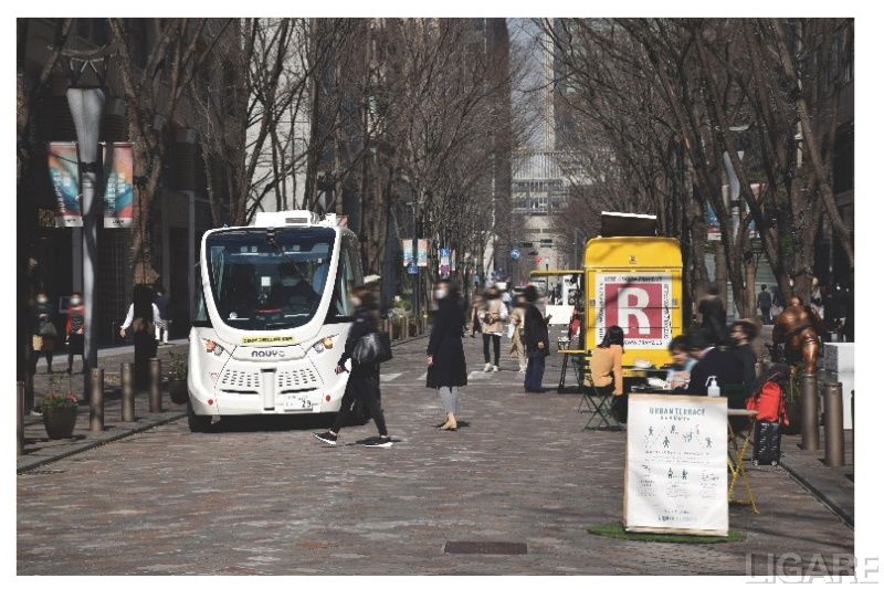 丸の内仲通りを走行する自動運転モビリティ(準備走行時)