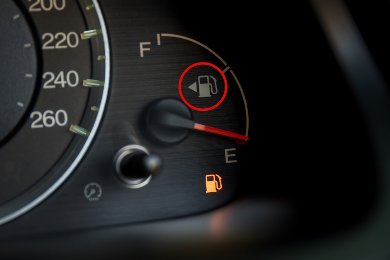 ガソリンの残量を示すメーターに左向きの矢印が付いていれば、給油口は左側にある。