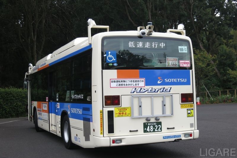 自動運転バスの背面