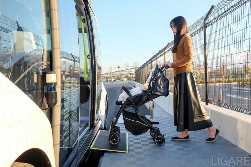 ベビーカーを押したまま乗車する様子