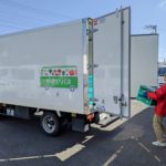 やさいバスに運転手が農産物を積み込む様子