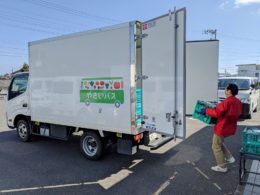 やさいバスに運転手が農産物を積み込む様子