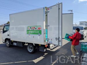 やさいバスに運転手が農産物を積み込む様子
