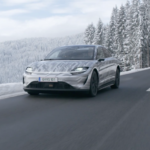 公道を走行する「VISION-S」