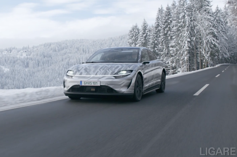 公道を走行する「VISION-S」