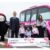 茨城県常陸太田市の自動運転EVバス「じょっピー」乗車1000人達成式典で撮影 左から市のマスコット「じょうづるさん」、宮田達夫市長、1000人目の會澤さんご家族